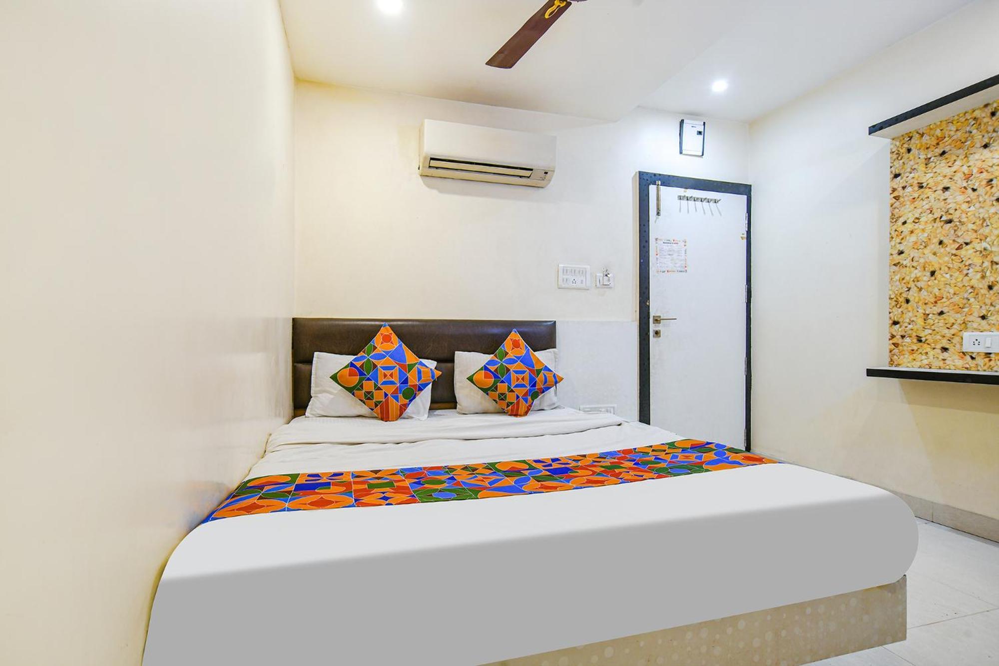 אויאיין Fabhotel Shivam Palace- Near Mahakal Mandir מראה חיצוני תמונה