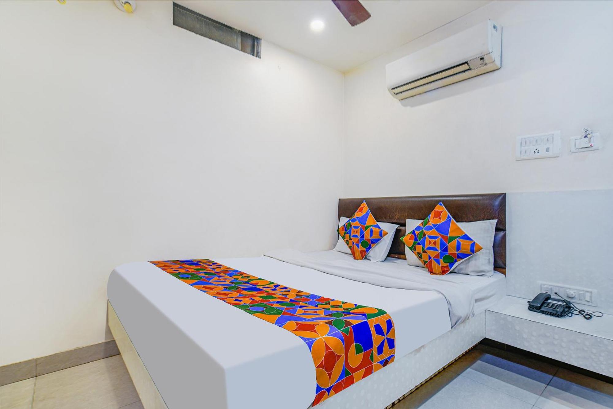 אויאיין Fabhotel Shivam Palace- Near Mahakal Mandir מראה חיצוני תמונה