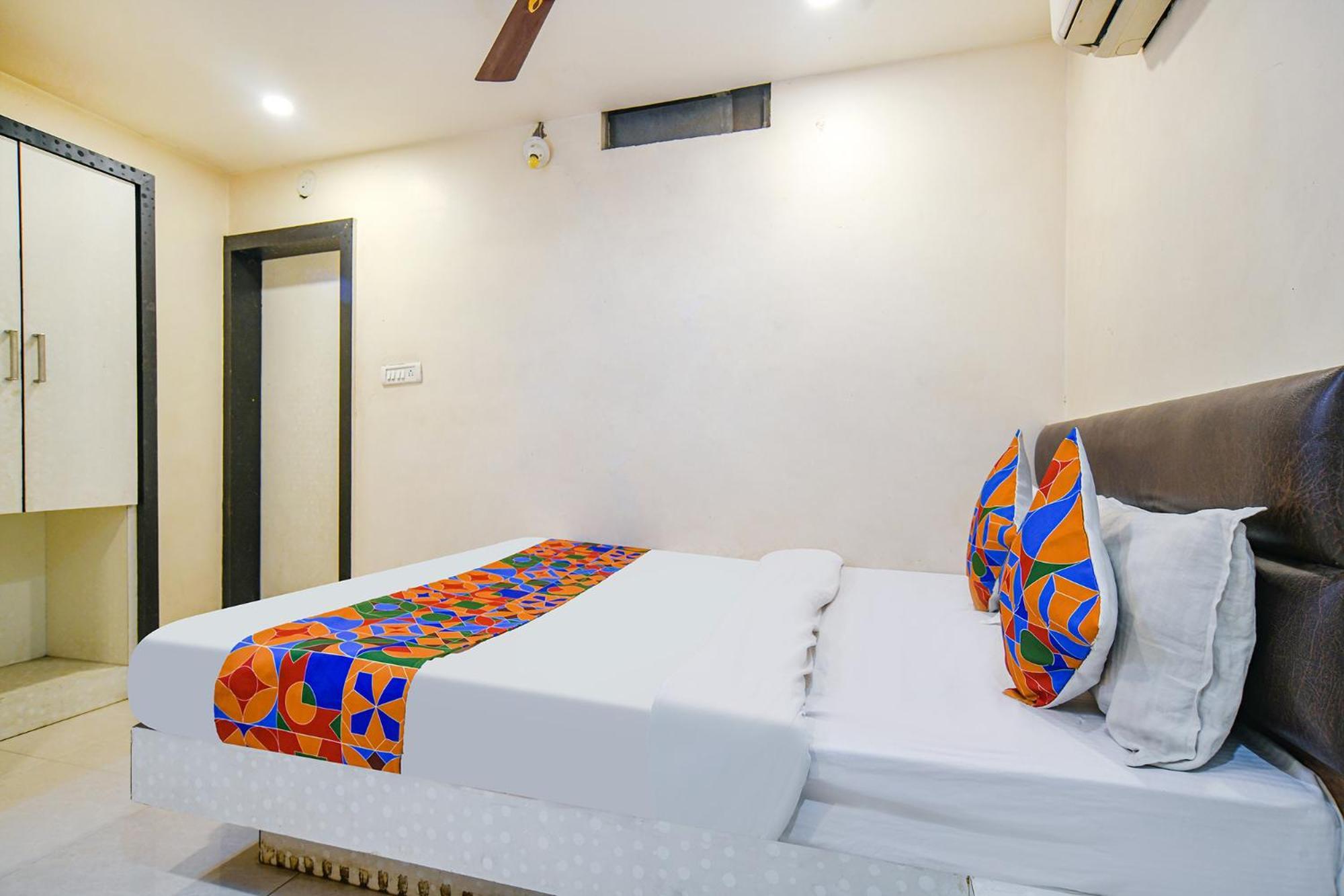 אויאיין Fabhotel Shivam Palace- Near Mahakal Mandir מראה חיצוני תמונה
