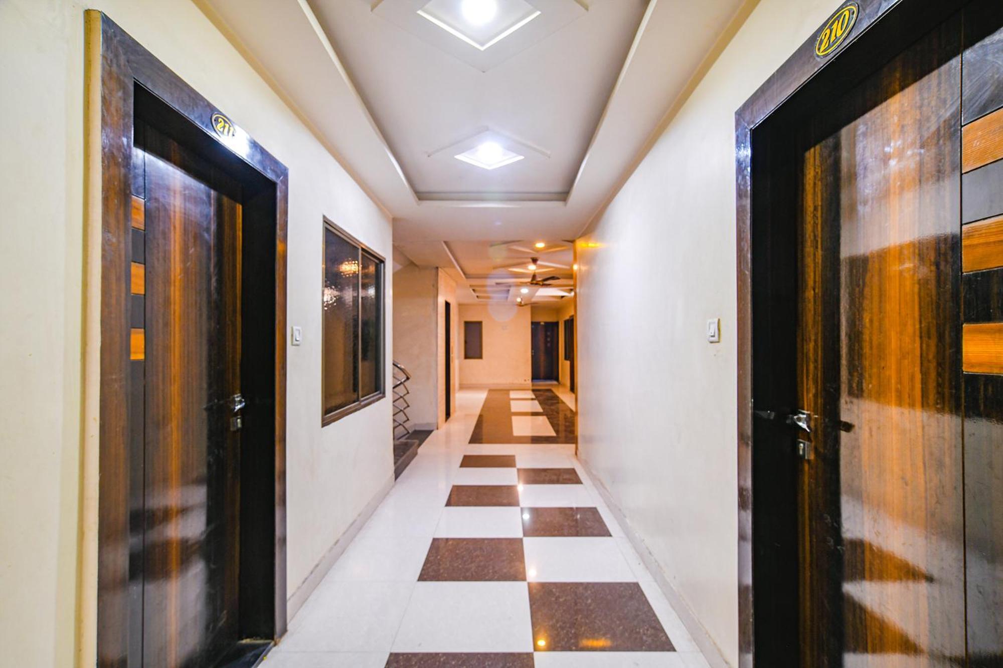 אויאיין Fabhotel Shivam Palace- Near Mahakal Mandir מראה חיצוני תמונה