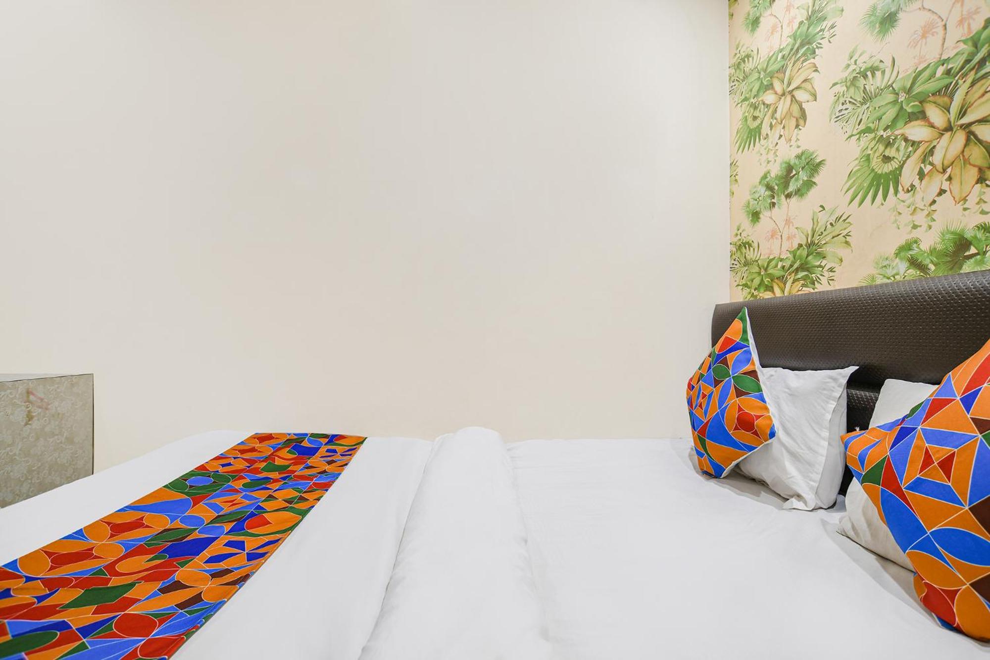 אויאיין Fabhotel Shivam Palace- Near Mahakal Mandir מראה חיצוני תמונה
