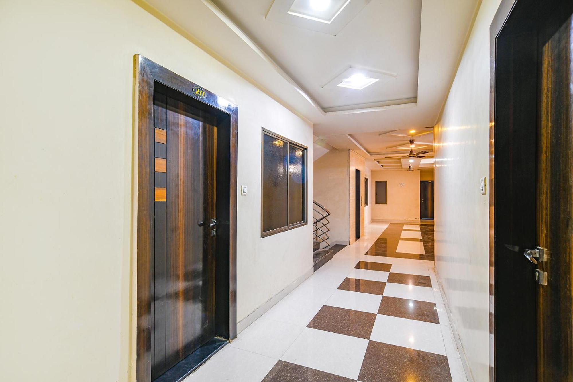 אויאיין Fabhotel Shivam Palace- Near Mahakal Mandir מראה חיצוני תמונה