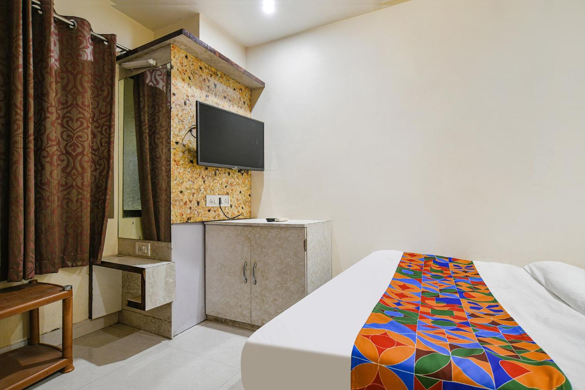 אויאיין Fabhotel Shivam Palace- Near Mahakal Mandir מראה חיצוני תמונה
